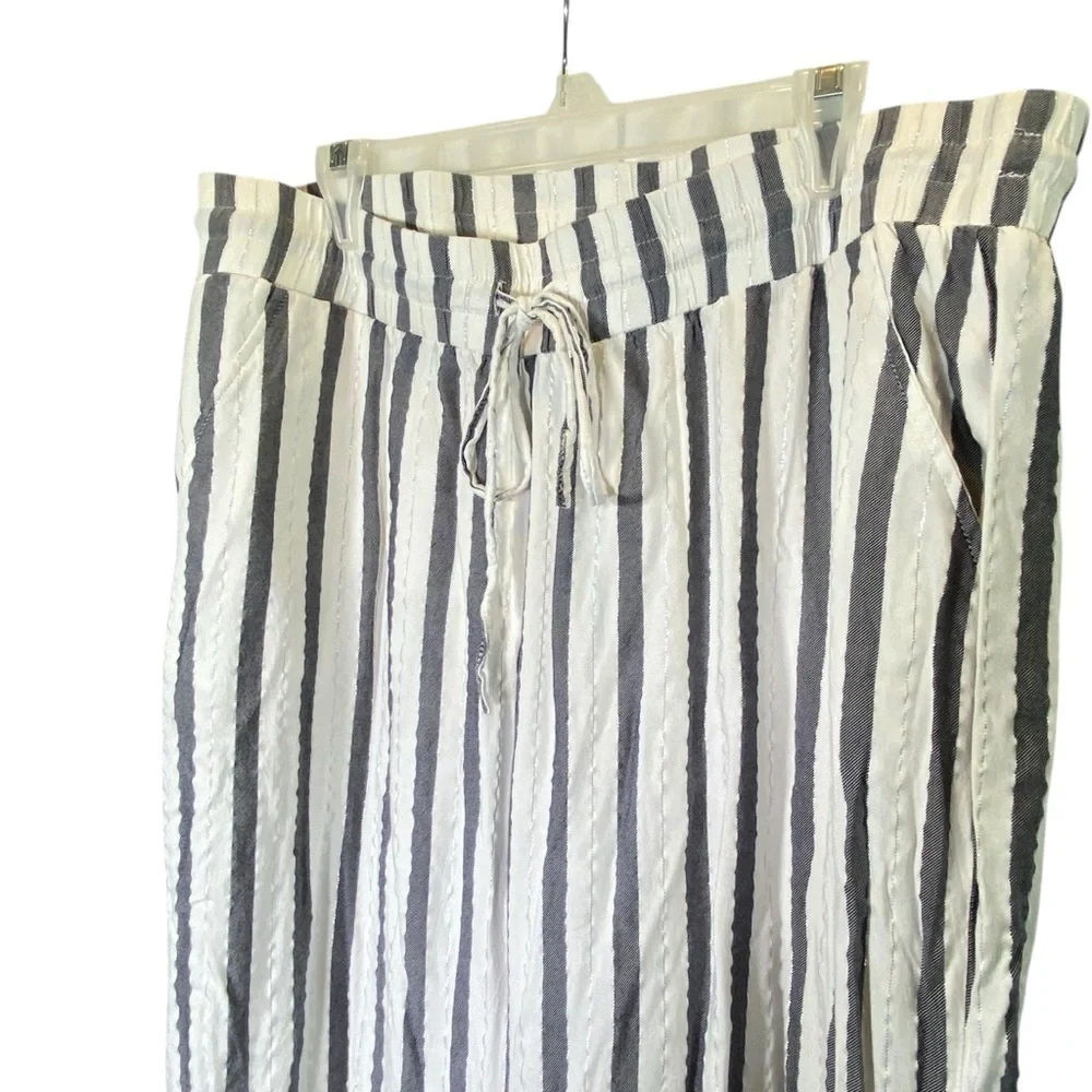 NEW DIRECTIONS Women's plus size 2X lightweight flowy white gray stripe pants